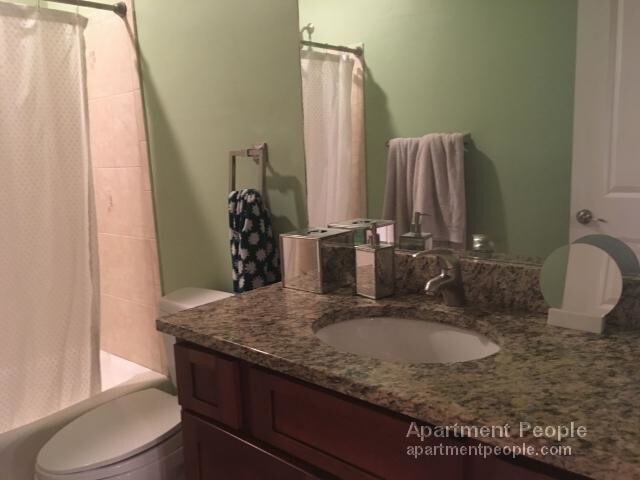Building Photo - 3 BED 3 BATH DUPLEX DOG FRIENDLY LOGAN SQUARE