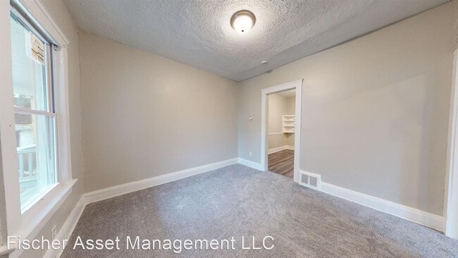 Building Photo - 2 br, 1 bath Apartment - 3205 Denison Ave....
