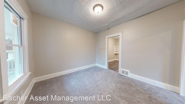 Foto del edificio - 2 br, 1 bath Apartment - 3205 Denison Ave....