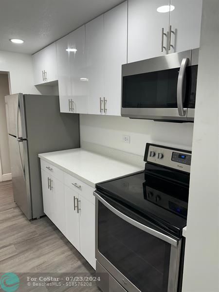 Building Photo - 3680 Inverrary Dr