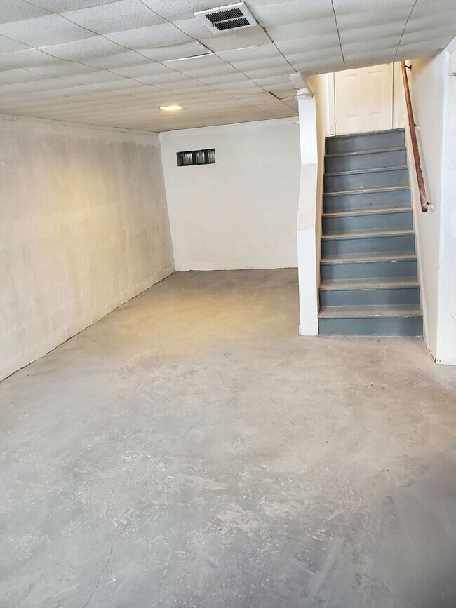 Building Photo - Spacious, centrally located home.