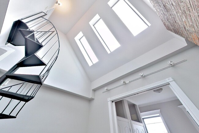 Building Photo - 250 Mott St