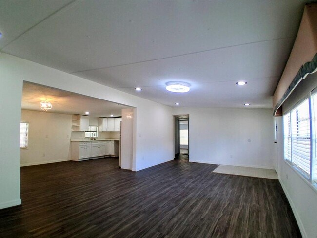 Foto del edificio - 15215 Vine St