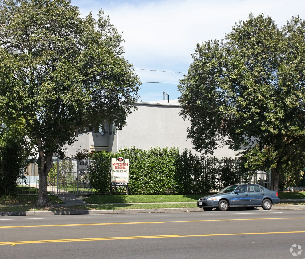 Foto principal - 17945 Roscoe Blvd