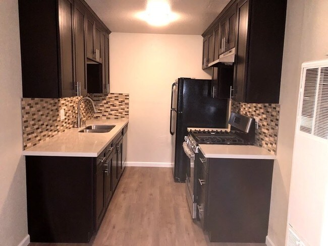 Building Photo - NEWLY RENOVATED 2 BED, 1 BATH, 900 SQ FT