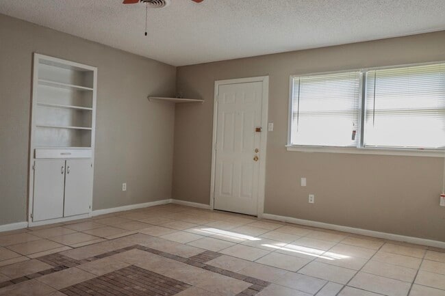 Building Photo - 2005 43rd St