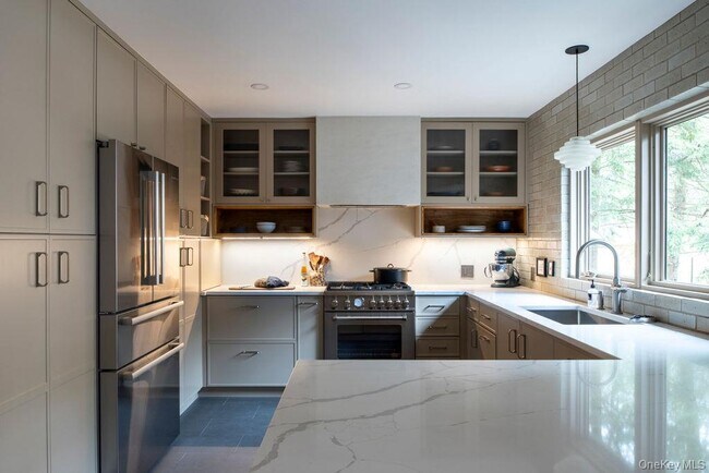 Foto del edificio - 42 Lake Pleasant Rd