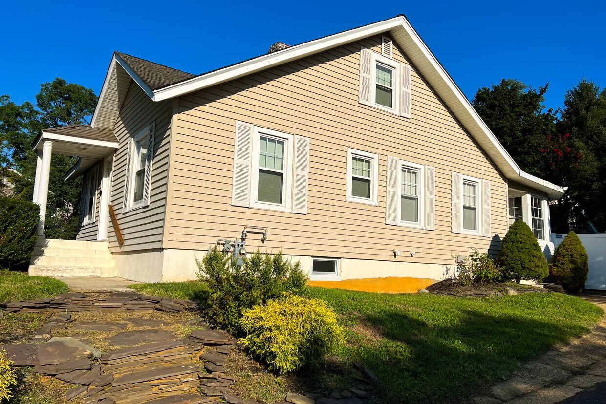 Foto principal - 92 Oak Hill Rd