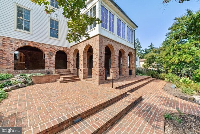 Building Photo - 512 Courtfield Ave