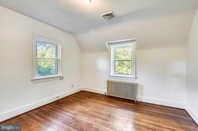 Foto del edificio - 400 Meadow Ln