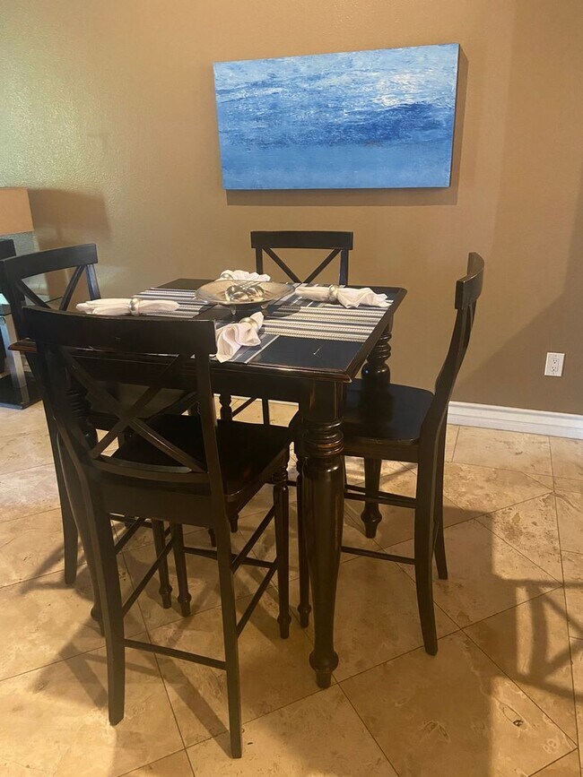 Foto del edificio - Fully furnished top floor strip view condo at the fabulous Meridian