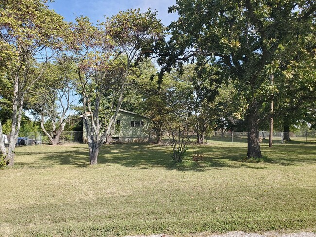 Building Photo - Country living between Topeka and Lawrence...
