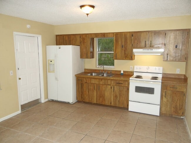 Building Photo - 2/1 rental on a quiet property - MOVE in r...