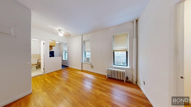 Building Photo - 425 E 65th St