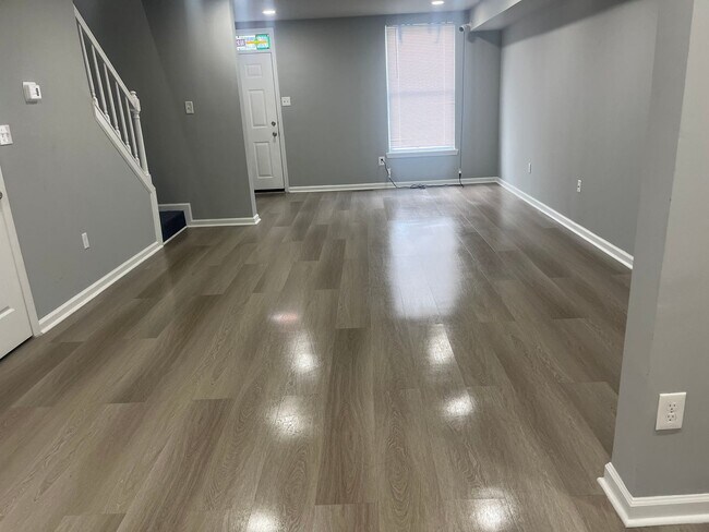 Foto del edificio - ** 3 BEDROOM TOWNHOME **