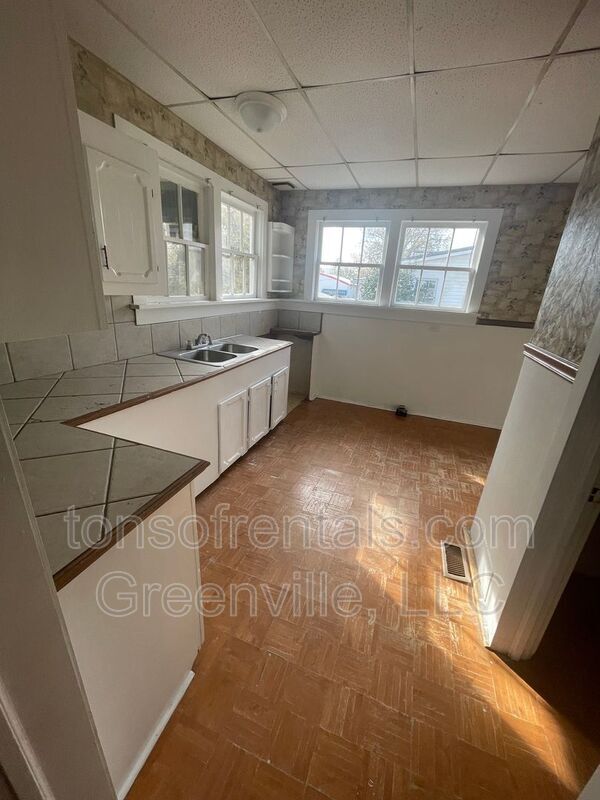 Foto del edificio - 1222 N Limestone St