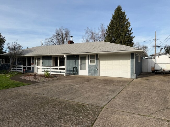 Building Photo - Beautifully updated 2 bedroom, 1.5 bath house in Eugene!