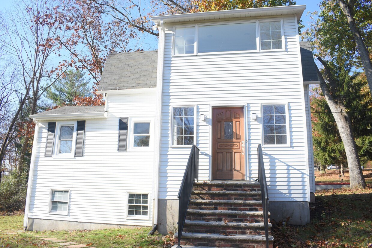 Primary Photo - 220 Mountain Ave