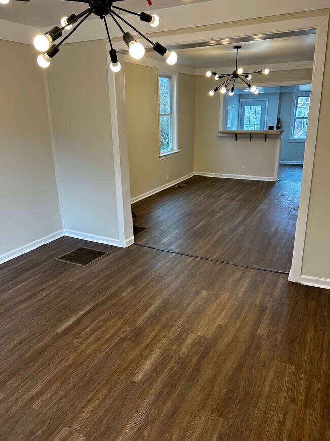 Building Photo - 3 Bed/1Bath, w/Yard- Rent Ready in Pottsto...