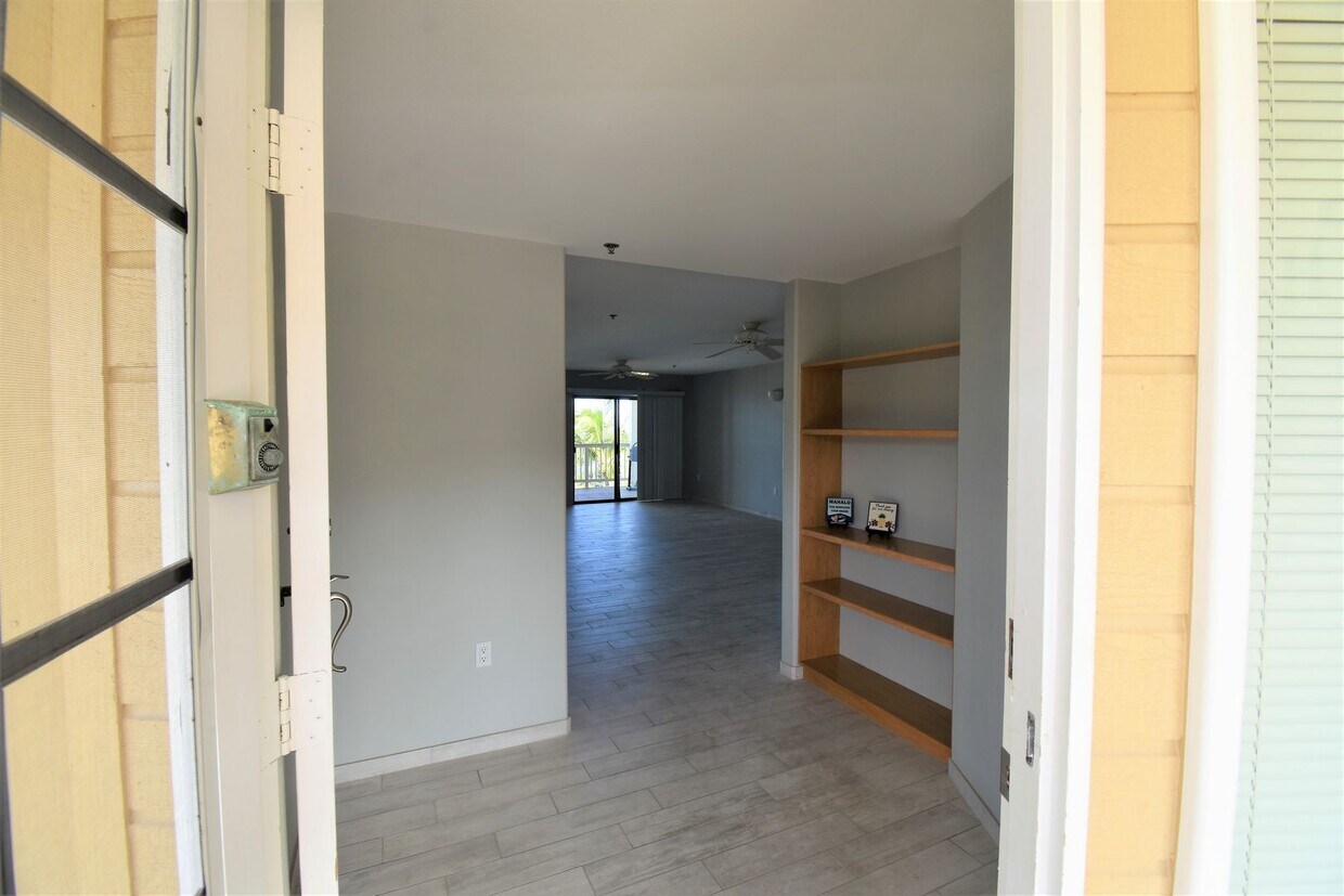 Foto principal - Unfurnished 3 Bedroom 2 Bath Penthouse Condo