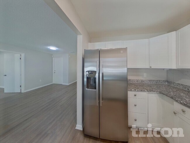 Foto del edificio - 6969 Briarwood Ave N