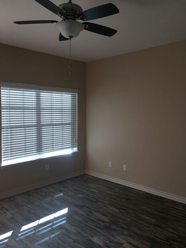 Foto del edificio - 115 Pinebrook Pl
