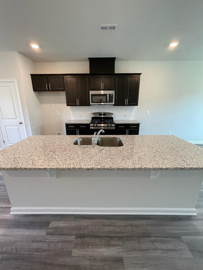 Foto del edificio - Room in Townhome on Southern Magnolia Dr