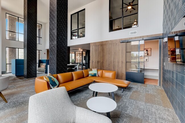 Espacio de coworking: espacio de trabajo profesional gratuito con ordenadores e impresora. Trabaja a distancia sin pagar una membresía de coworking. - Linz Holly Springs