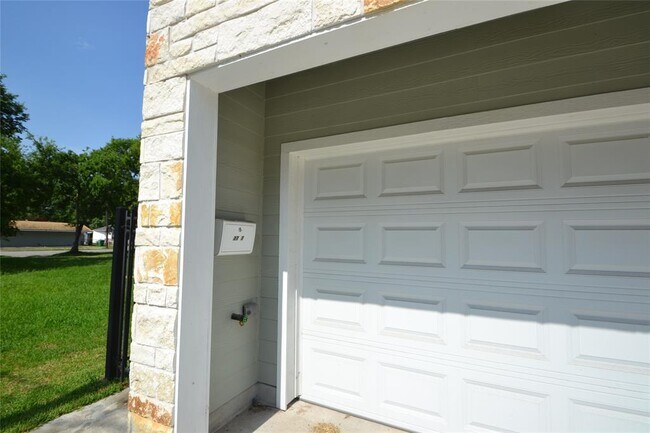 Building Photo - 2707 Hardy St