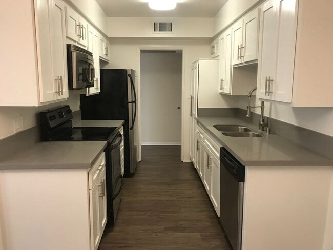Interior Photo - 814-816 S Bundy Dr
