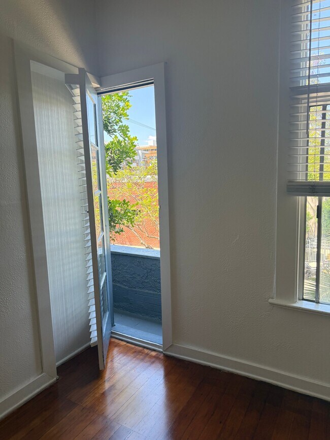 Foto del edificio - 1114 N Poinsettia Pl