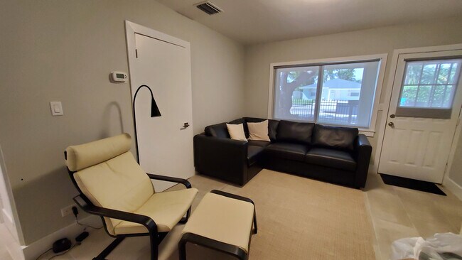SALA DE ESTAR - 1008 SE 4th St