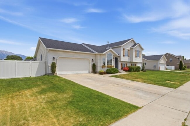 Building Photo - Gorgeous Lehi Home