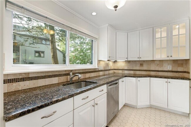 Building Photo - 7 Pond Cir