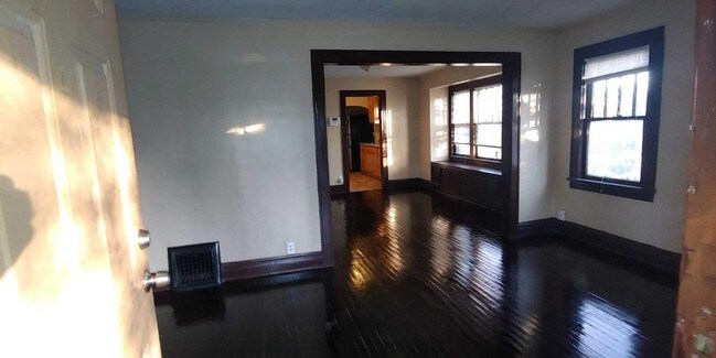 Building Photo - 3033 Elmwood Ave