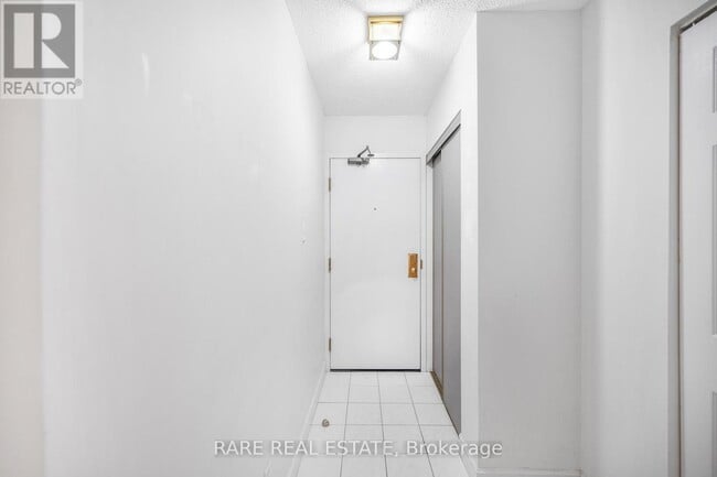 Building Photo - 40-1040 Scollard St