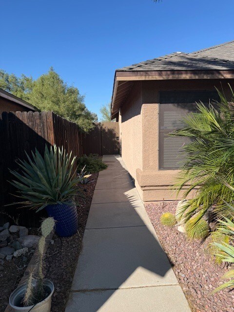 Building Photo - FOR RENT