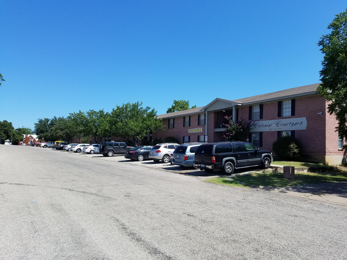 Frente - Colonial Courtyard Apartments