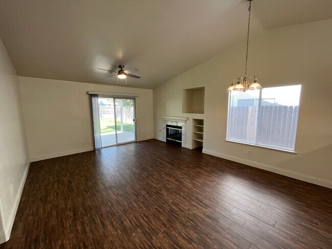 Building Photo - SE Visalia home coming soon!!
