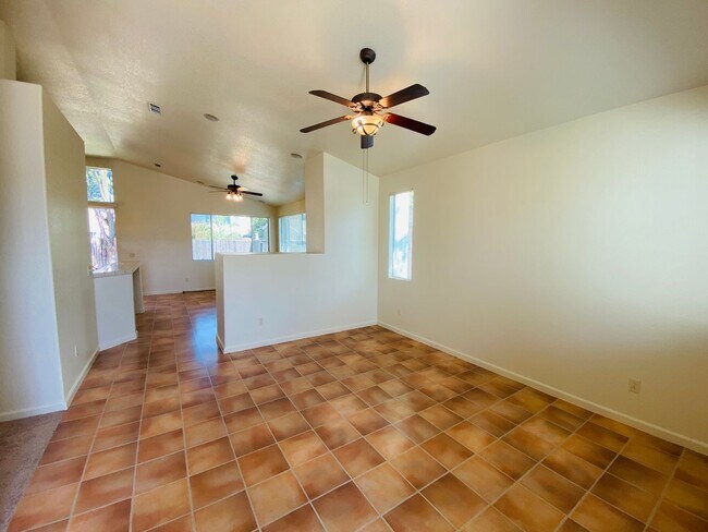 Foto del edificio - Lake Community