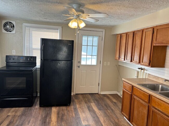 Building Photo - Charming 2 Bedroom 1 Bath Home