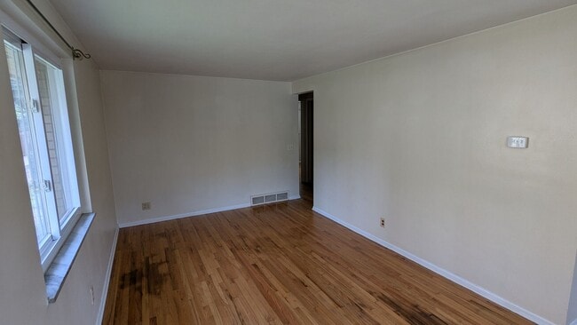 Building Photo - 321 Thorne Ave NE