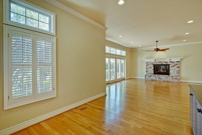 Building Photo - Stunning two-story spacious home on tranqu...