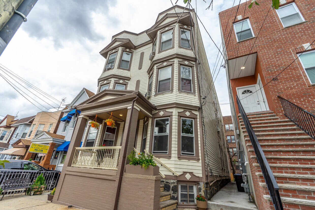 Primary Photo - 68 Beach St
