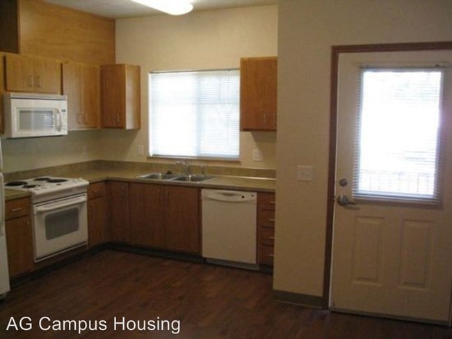 Building Photo - 1448 Hilyard St