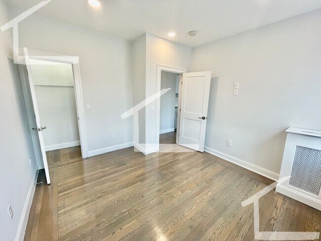 Building Photo - RENOVATED!  IN-UNIT LAUNDRY!   PARQUET FLO...