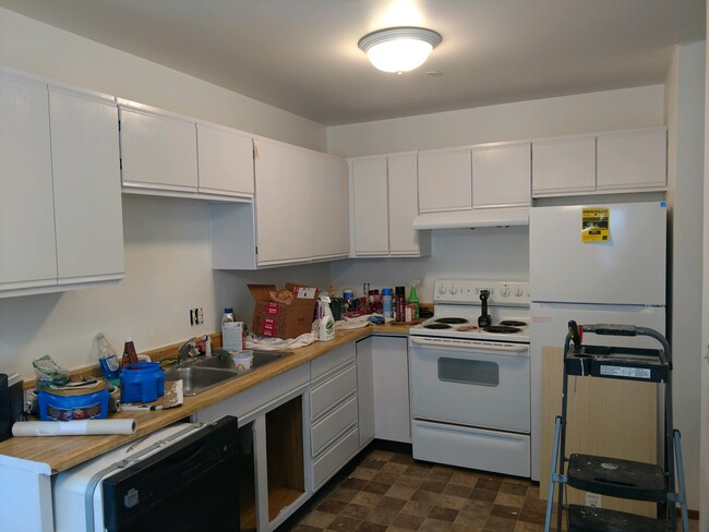 211 Kitchen - 211 N Maxwell St