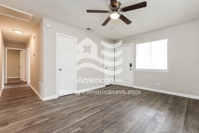 Foto del edificio - 915 Farwell Dr