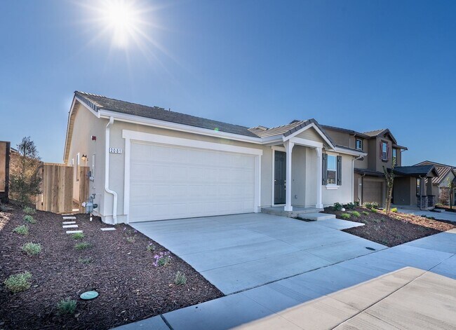 Building Photo - NEW 4 bedroom, 2.5 bath ranch style home i...