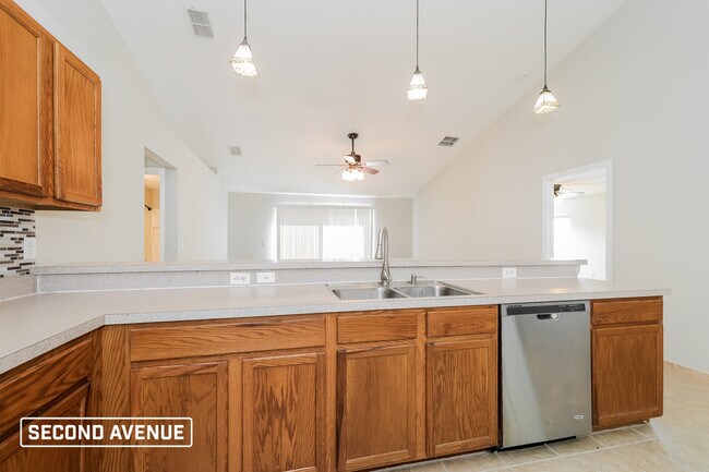 Building Photo - 704 Cockatoo Ct